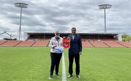 HLV Mai Đức Chung khảo sát địa điểm thi đấu tại New Zealand