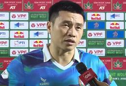 Văn Thuận "chất vấn" Minh Vương về tình huống ngã trong vòng cấm Bình Định FC