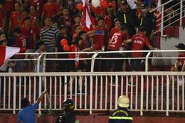 CĐV Hải Phòng bị bỏng mặt, phải nhập viện vì bóng bay