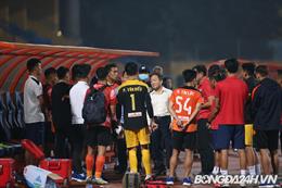 Bầu Hiển xuống sân động viên CLB Đà Nẵng sau trận thua Hà Nội
