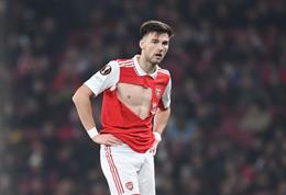 "Cháy" hết mình, sao Arsenal bị đối thủ xé toạc áo đấu tại Europa League