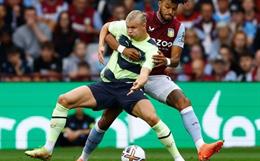 Trước Ronaldo, Tyrone Mings còn vật tay đôi với Haaland