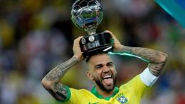 Dani Alves đi vào lịch sử bóng đá Brazil