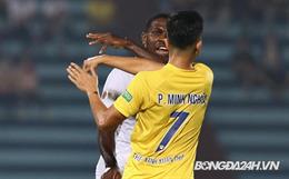 Rimario nổi nóng khi liên tục bị cầu thủ Nam Định phạm lỗi