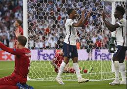 Wayne Rooney dùng Saka để cảnh báo Sterling