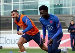 Bị Kyle Walker hỏi khó, Bukayo Saka phản ứng như thế nào?