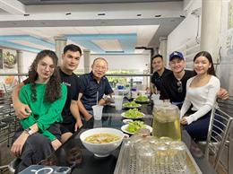 HLV Park Hang Seo khoe hình đi ăn cùng Văn Lâm, Tấn Tài