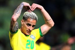 Antony thể hiện tuyệt kỹ xoay compa trong màu áo Brazil