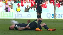 Sao trẻ MU ném bóng vào đầu người hùng ĐT Úc khi đang nằm sân