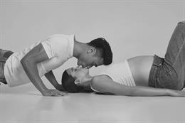 Thủ môn Bùi Tiến Dũng cùng vợ Tây đón con đầu lòng