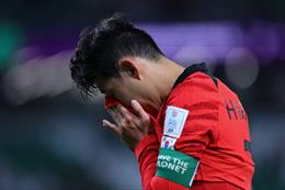 Son Heung Min lại khóc sau trận thua của ĐT Hàn Quốc