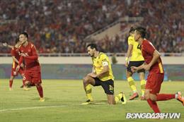 Hummels bất lực nhìn Tiến Linh ghi bàn