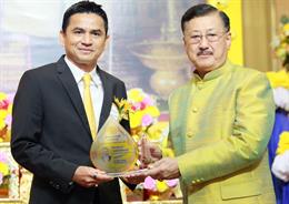 HLV Kiatisuk nhận danh hiệu cao quý của Thái Lan 