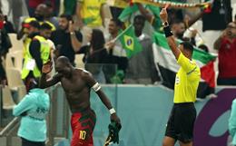 Aboubakar nhận thẻ đỏ sau bàn thắng lịch sử vào lưới Brazil