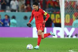 Son Heung Min lý giải việc tháo mặt nạ khi đang thi đấu