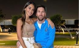 Messi và Ronaldo đoàn tụ với vợ, bạn gái