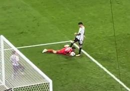 Cristian Romero đá vào người Emiliano Martinez ở trận gặp Australia