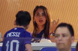 Vợ Messi hốt hoảng vì con trai ném kẹo ăn dở vào người hâm mộ