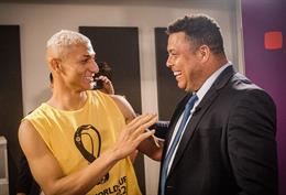 Richarlison dạy Ronaldo nhảy điệu bồ câu 