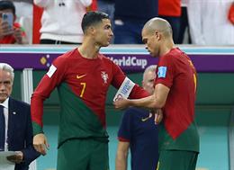 Pepe ca ngợi Ronaldo vì ngồi dự bị