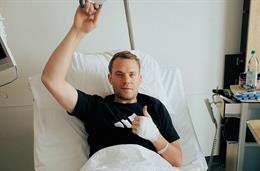 Manuel Neuer bị tai nạn gãy chân ngay sau World Cup 2022