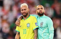 Dani Alves động viên Neymar sau thất bại trước Croatia