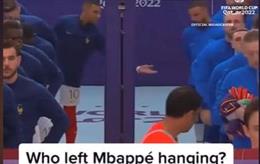 Mbappe cười gượng khi bị tuyển thủ Anh phớt lờ