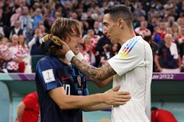 Angel di Maria và Aguero an ủi Modric sau thất bại của Croatia