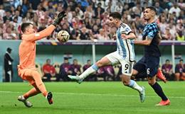 Neville chỉ trích trọng tài khi cho Argentina hưởng phạt đền