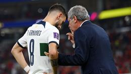 Bruno Fernandes nói gì sau khi HLV Santos bị sa thải?