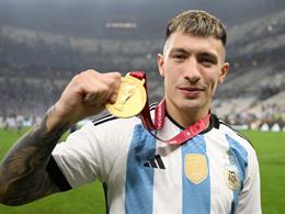 Các đồng đội ở MU chúc mừng Lisandro Martinez