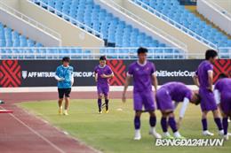 Quang Hải được 2 người kèm cặp trong buổi tập của tuyển Việt Nam