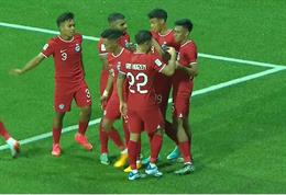 Cầu thủ Singapore lập siêu phẩm sút xa vào lưới Myanmar