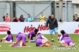 Thầy Park kiểm tra giày của cầu thủ trước buổi tập tại Singapore