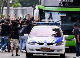 CĐV Indonesia gây phẫn nộ với hành động "tấn công" xe buýt chở ĐT Thái Lan