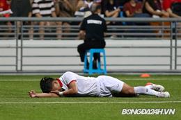Văn Thanh bị cầu thủ Singapore vung tay vào mặt