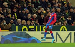 Wilfried Zaha sút pen thảm họa, bóng lệch gôn cả mét