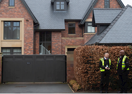 An ninh được thắt chặt bên ngoài nhà riêng của Mason Greenwood