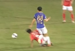 VIDEO: Vừa tái xuất V.League, Hùng Dũng hứng chịu cú vào bóng cực nguy hiểm