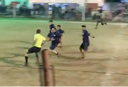 VIDEO: Cả đội đuổi đánh trọng tài đến nhập viện