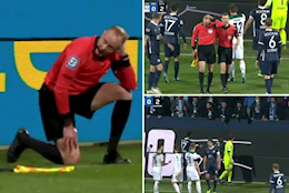 Trận đấu ở Bundesliga phải tạm dừng do trọng tài bị ném chai bia vào đầu