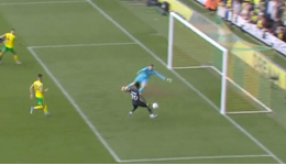 Bỏ lỡ cơ hội khó tin, Maxwel Cornet lấy đi cơ hội trụ hạng của Burnley