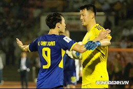 Văn Toàn nổi cáu khi thủ môn Yokohama câu giờ
