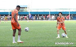 VIDEO: Công Phượng bị ngoại binh HAGL búng tai vì khống chế hỏng