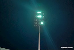 Dàn đèn sân Việt Trì gặp sự cố trong trận giao hữu của U23 Việt Nam