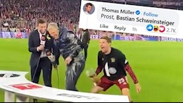 VIDEO: Schweinsteiger được Thomas Muller cho tắm bia