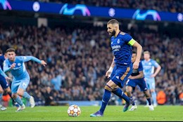 Benzema bị CĐV Man City chơi xấu