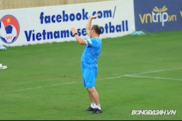 HLV Park Hang-seo thị phạm cho thủ môn U23 Việt Nam