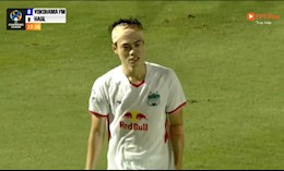 Văn Toàn đổ máu sau pha va chạm với thủ môn Yokohama