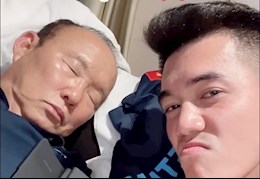 Mất cảnh giác, thầy Park bị trò cưng Tiến Linh "dìm hàng" lúc ngủ